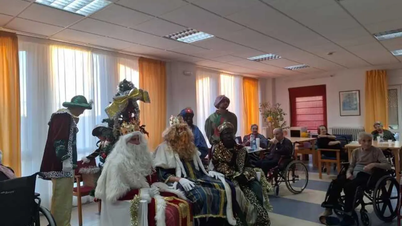 los Reyes Magos visitan la Residencia de Santib&aacute;&ntilde;ez de Tera _4