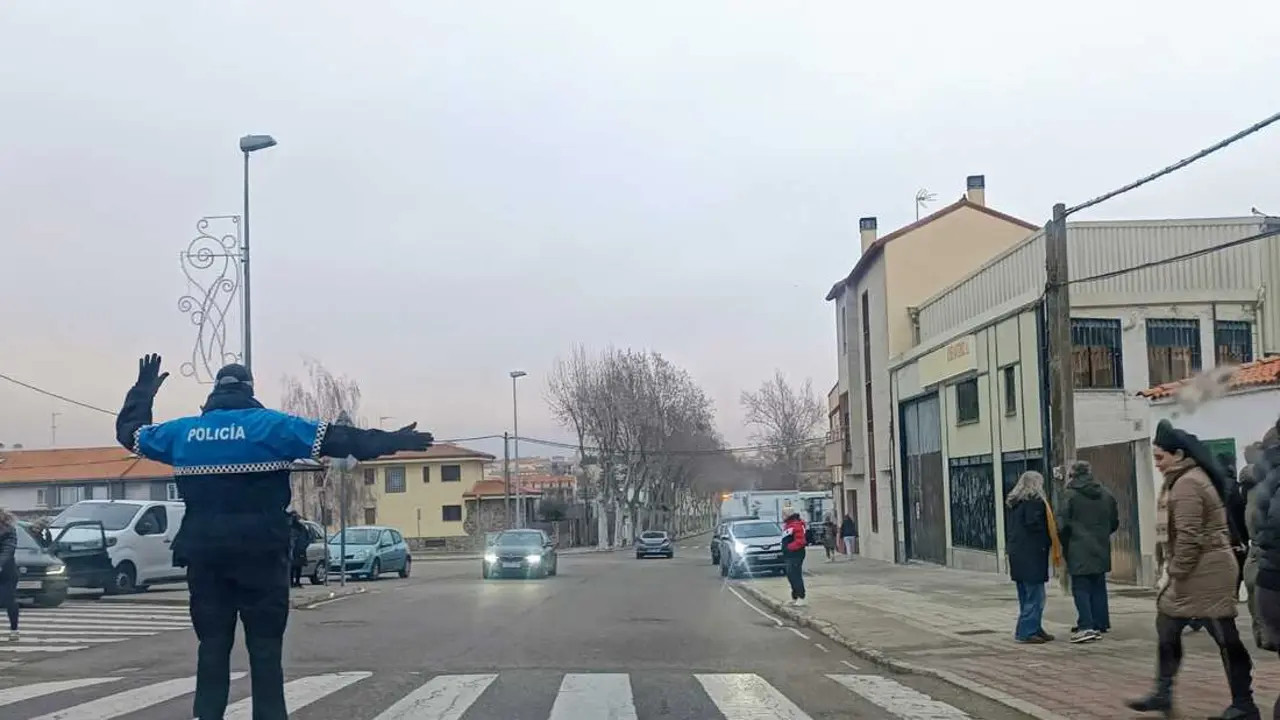 Policia Local regula el tr&aacute;fico en el colegio Alejandro Casona. Imagen de archivo