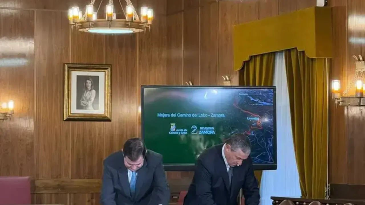 Ma&ntilde;ueco y Fa&uacute;ndez firman el convenio de Camino Lobo