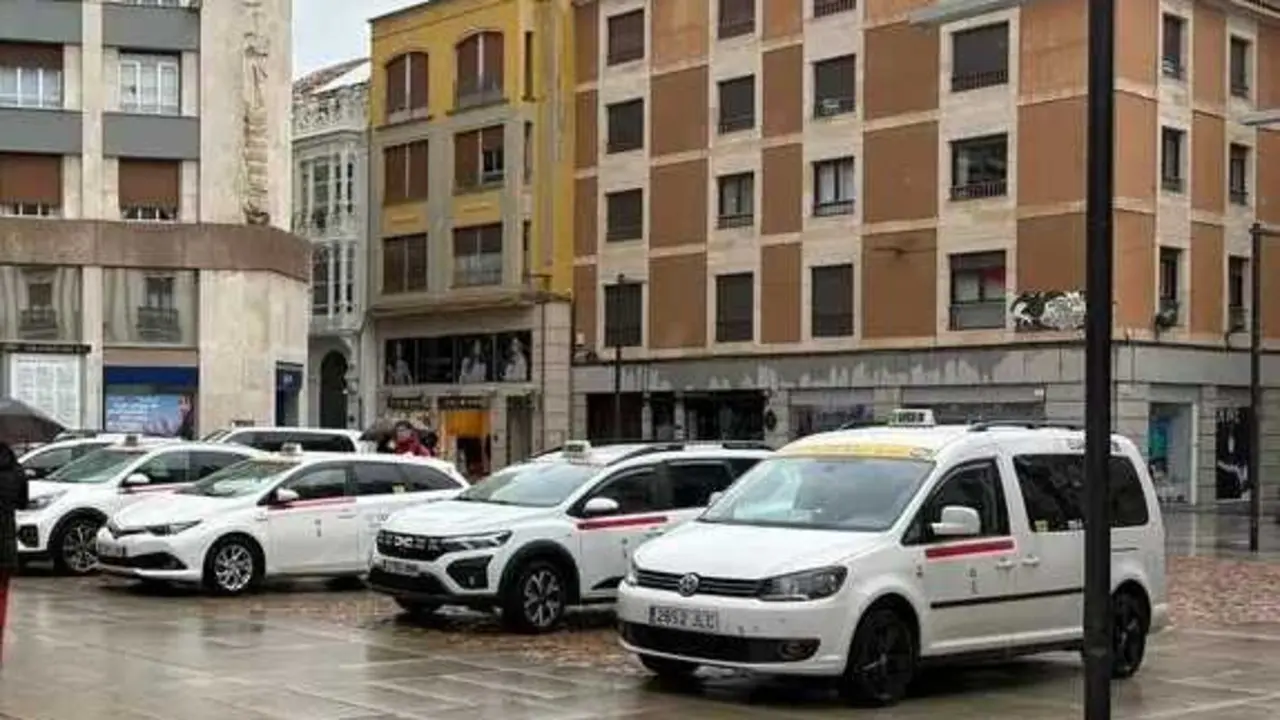 Concentraci&oacute;n de taxis en la Subdelegaci&oacute;n del Gobierno. Imagen de archivo