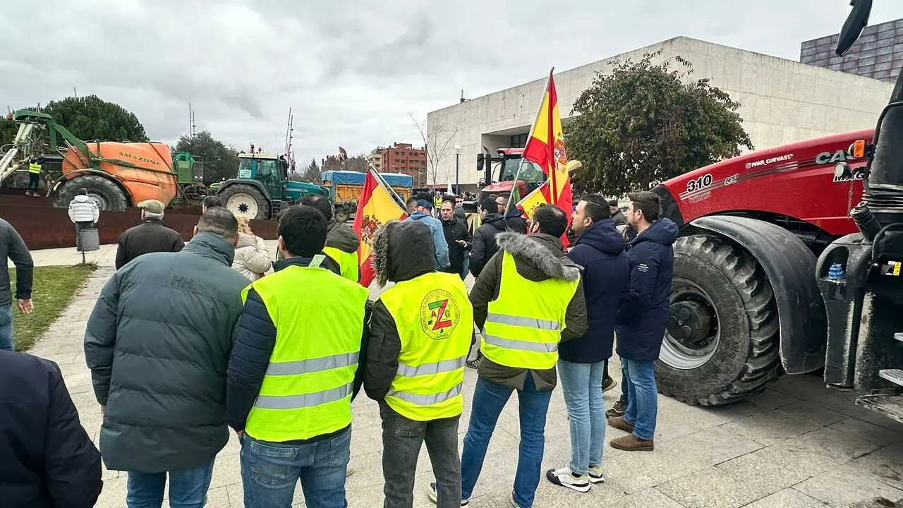 Imagen de archivo de agricultores y ganaderos en la protesta de las Cortes