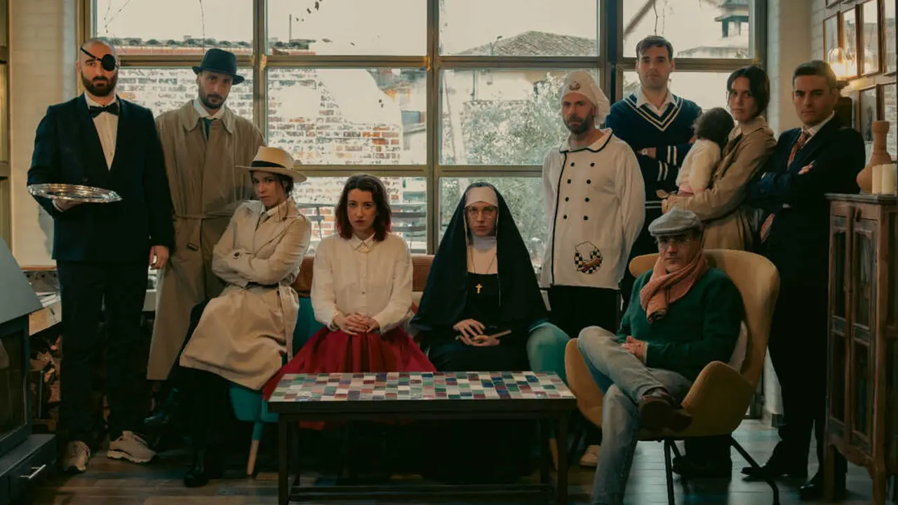 V&iacute;ctor Luna, en primer t&eacute;rmino, con el "reparto" del juego del Cluedo