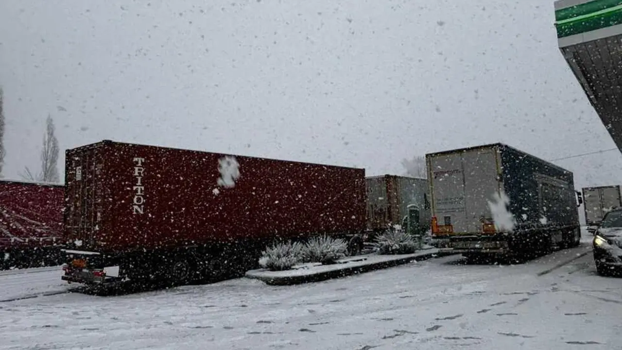 Camiones embolsados. Imagen de archivo