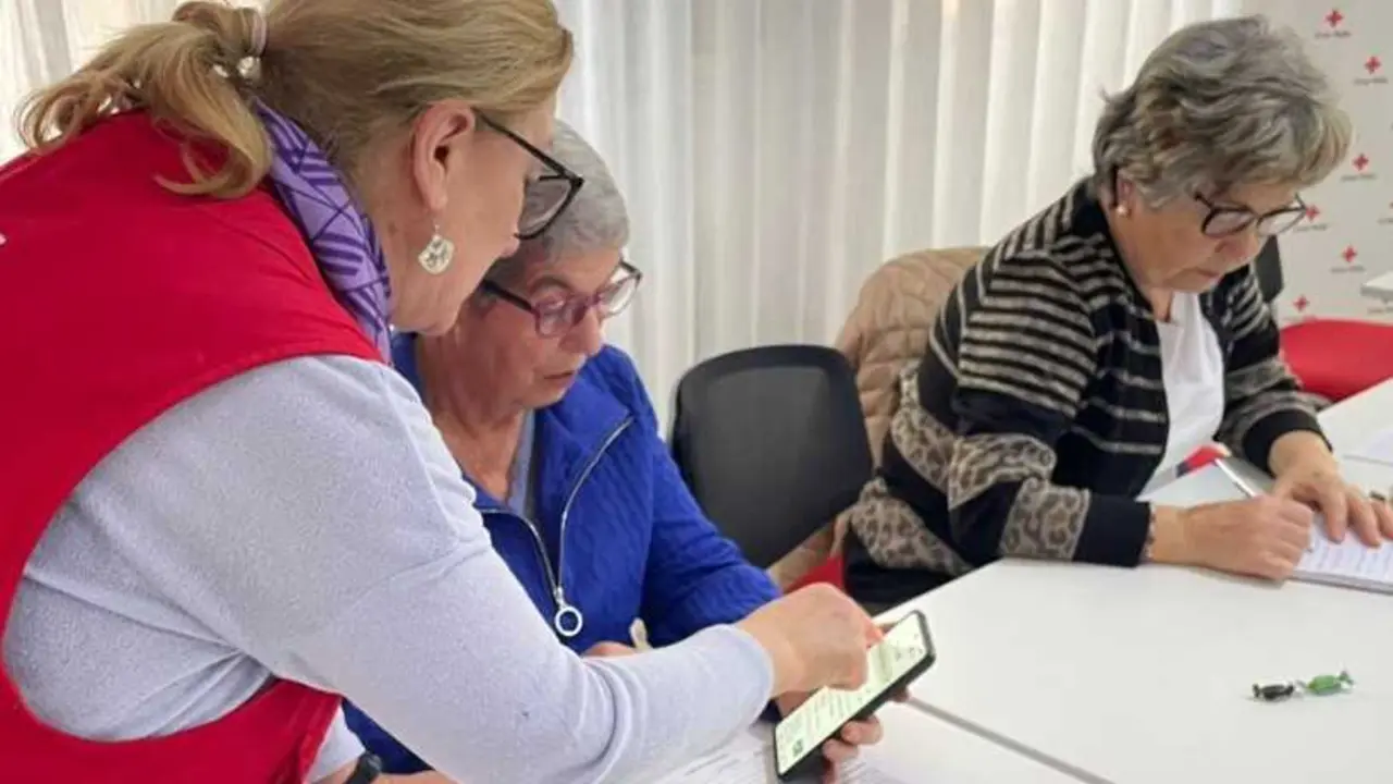 Talleres tecnolog&iacute;a para mayores Cruz Roja Zamora 