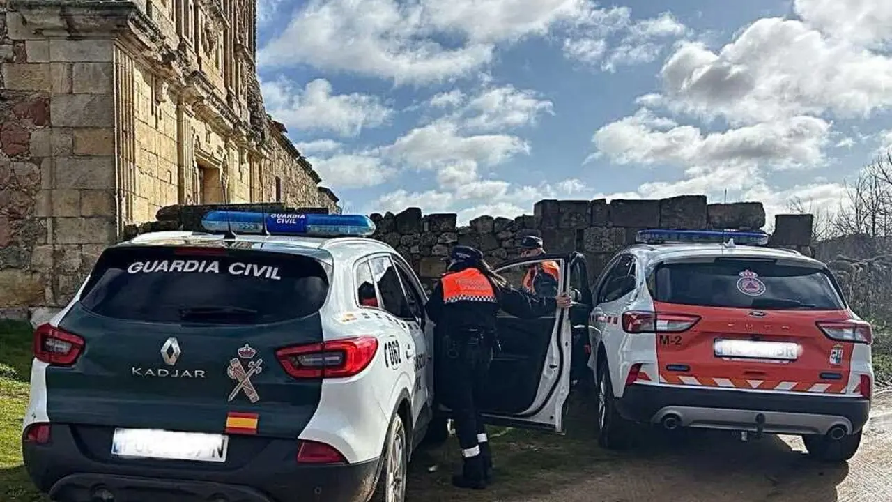 Coches de Guardia Civil y Protecci&oacute;n Civil