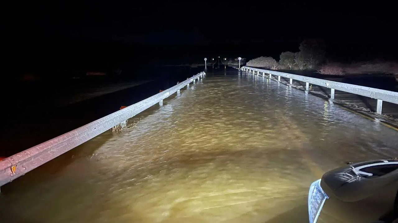 Balsa de agua en carretera
