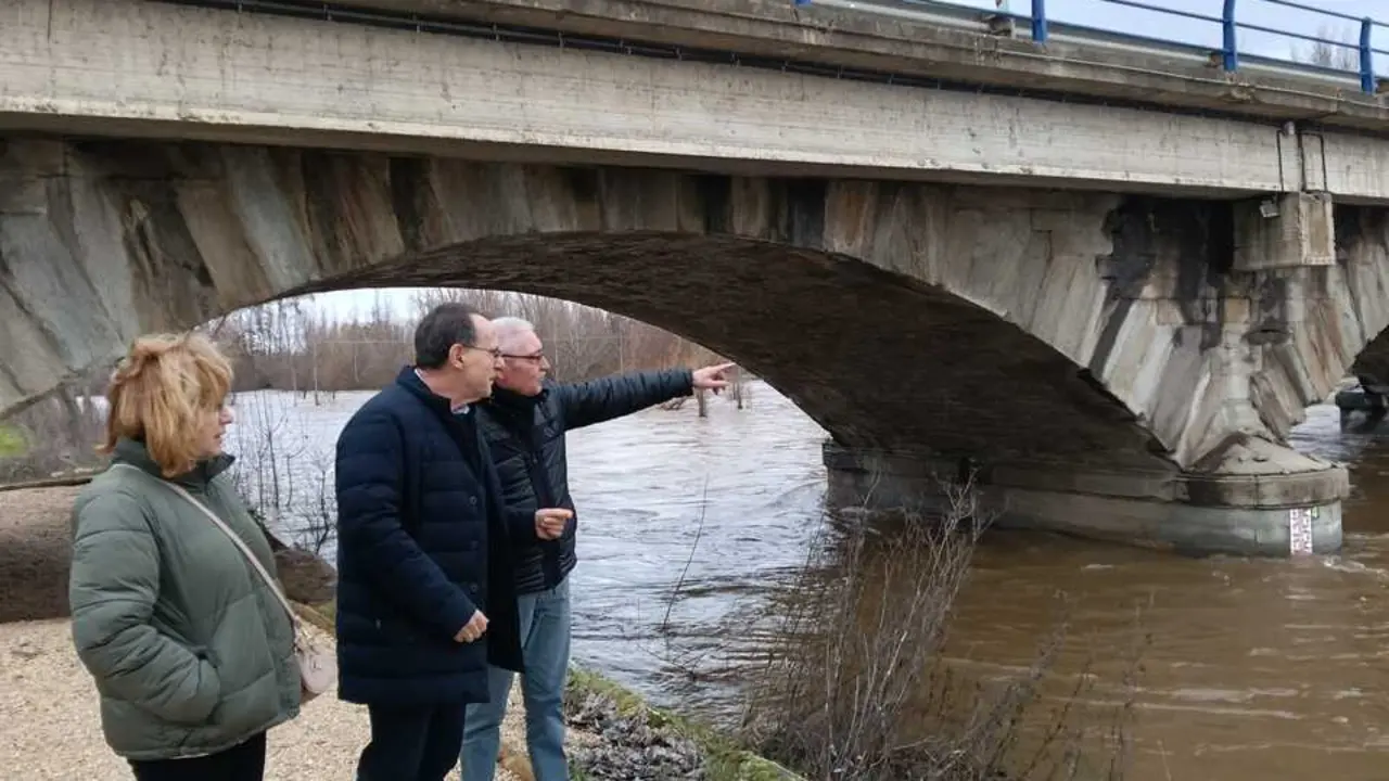 El subdelegado observa el caudal del r&iacute;o &Oacute;rbigo