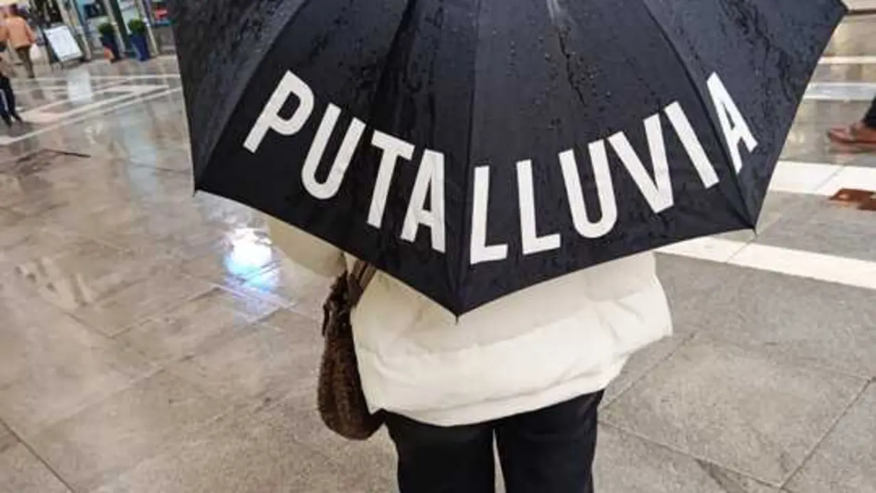 Una mujer en la calle Santa Clara con su particular paraguas