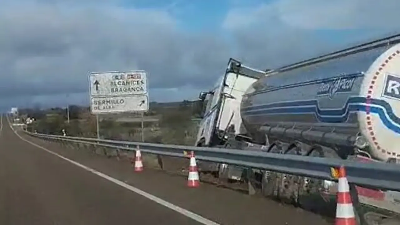 Cami&oacute;n volcado en la N-122 a la altura de Bermillo de Alba