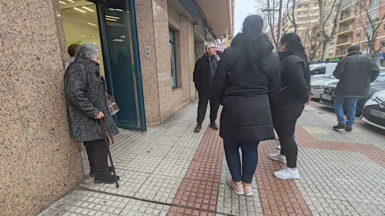 Clientes a las puertas de la entidad bancaria