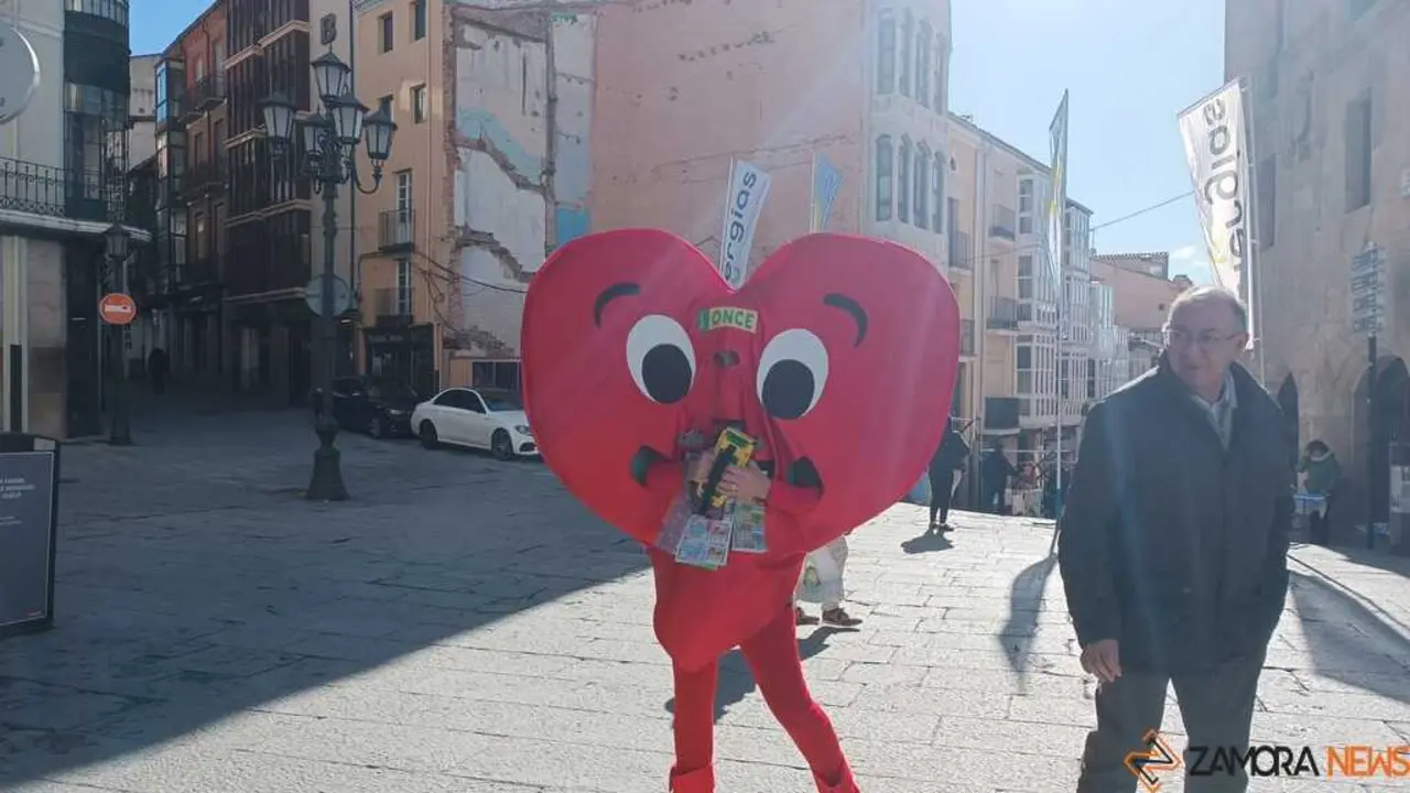 vendedor de la ONCE vestido de San Valentin