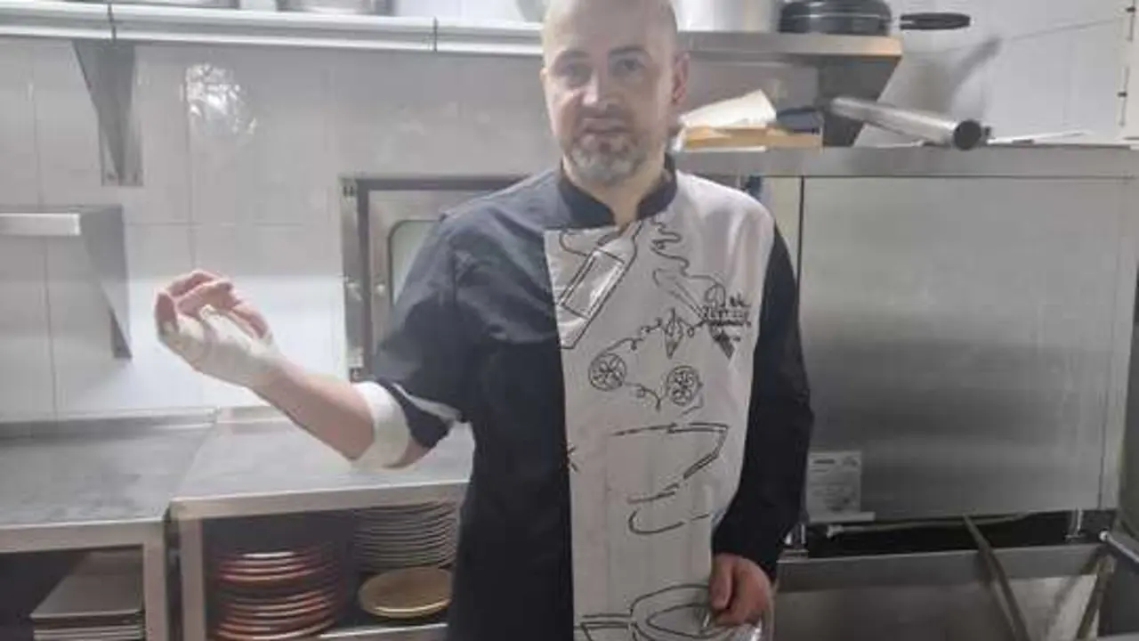 &Oacute;scar Coca muestra la mano vendada tras caerse durante el corte de luz