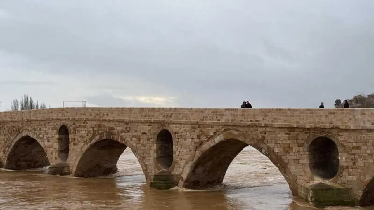El r&iacute;o Duero a su paso por el puente de piedra