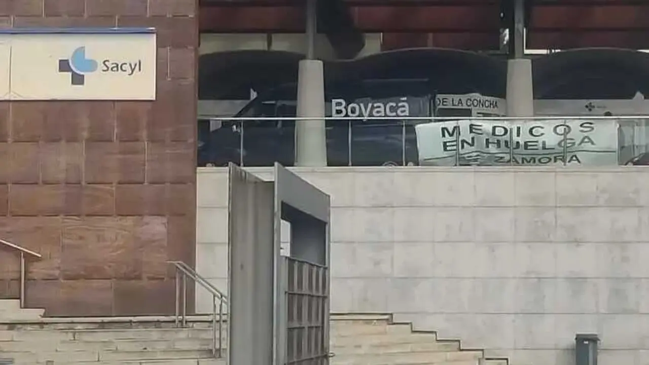 Pancarta m&eacute;dicos en huelga