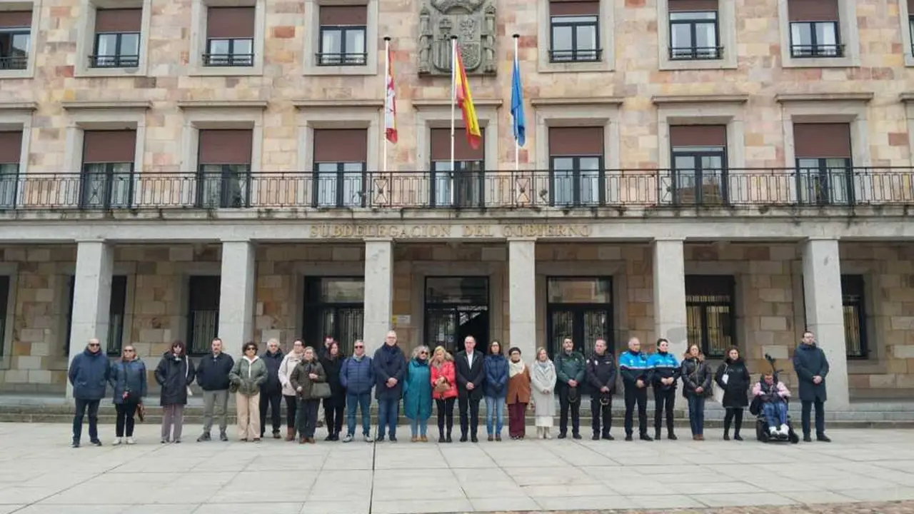 Minuto silencio en la Subdelgaci&oacute;n del Gobierno por la &uacute;ltima v&iacute;ctima de la violencia de g&eacute;nero
