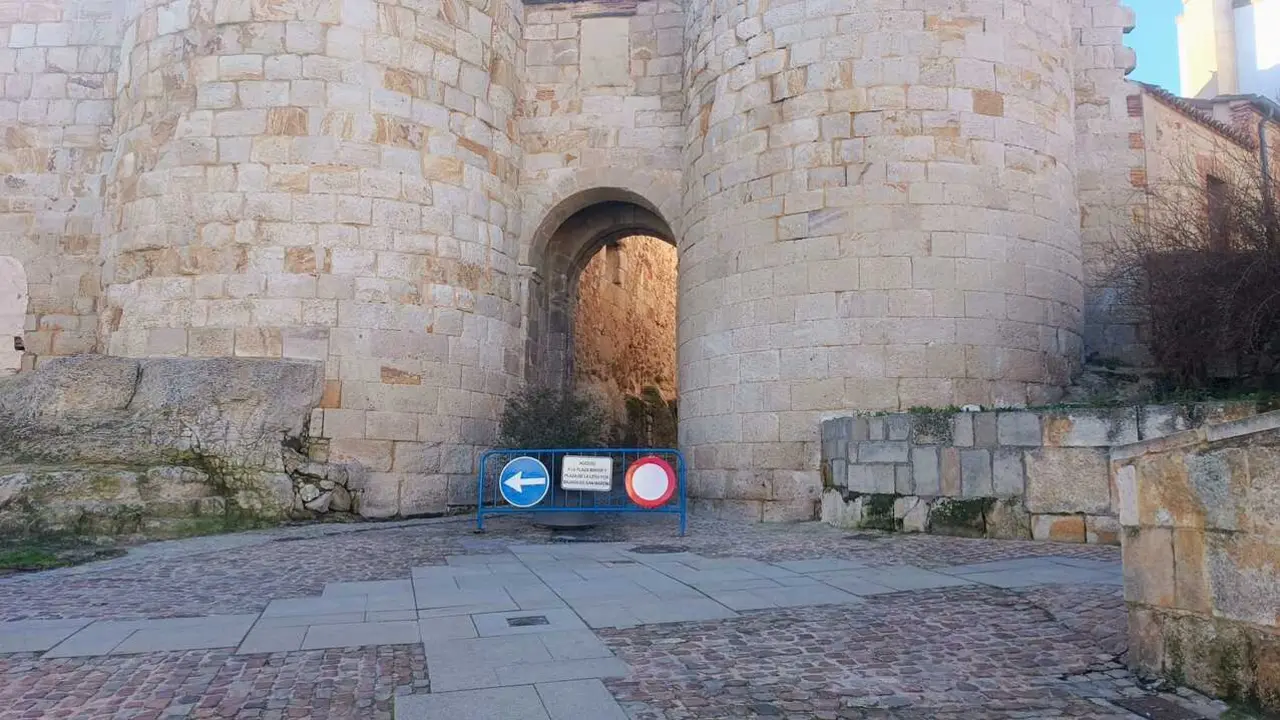 Arco de Do&ntilde;a Urraca cortado al tr&aacute;fico