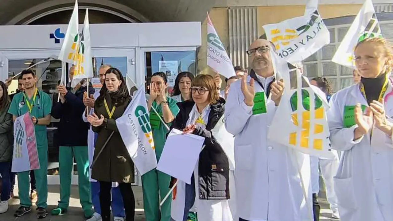 Concengtraci&oacute;n de m&eacute;dicos en el Hospital Virgen de la Concha. Imagen de archivo