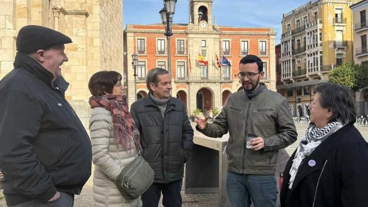 Podemos. Miguel &Aacute;ngel Llamas y Dolores Carreras