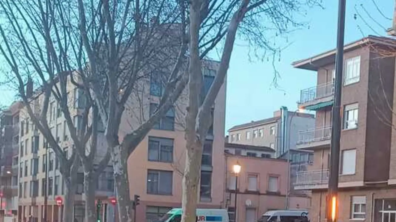 Avisador con luz en una farola de la Avenida Cardenal Cisneros