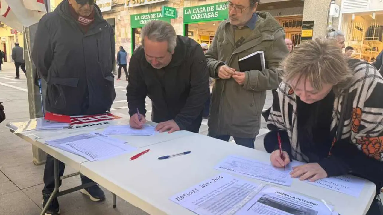 El alcalde de Zamora y concejales de IU estampan tambi&eacute;n su firma para mantener abierta la residencia