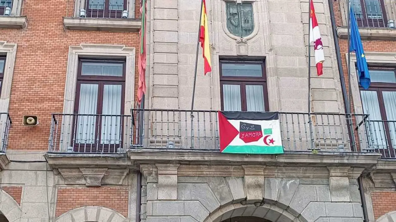 Bandera saharaui en el exterior del Ayuntamiento de Zamora