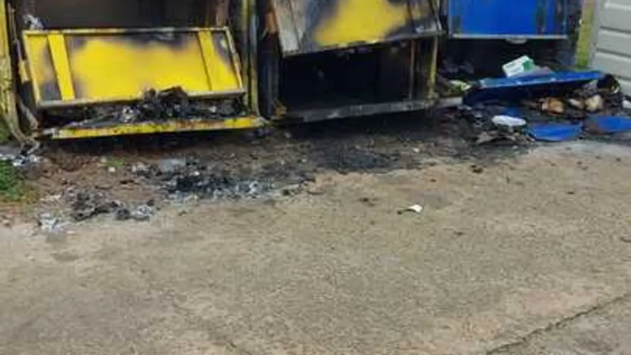 Contenedores quemados en Villaralbo