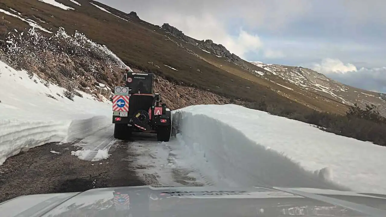 M&aacute;quina retira la nieve de la v&iacute;a