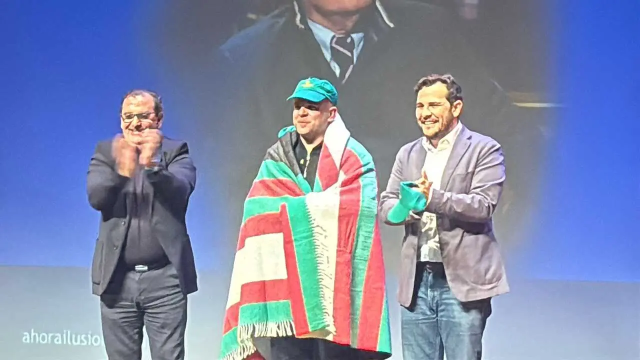 &Aacute;ngel Gait&aacute;n con la manta zamorana