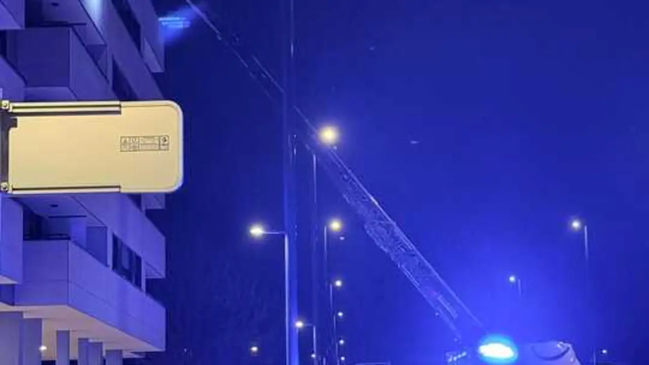 bomberos socorren un hombre por la ventana