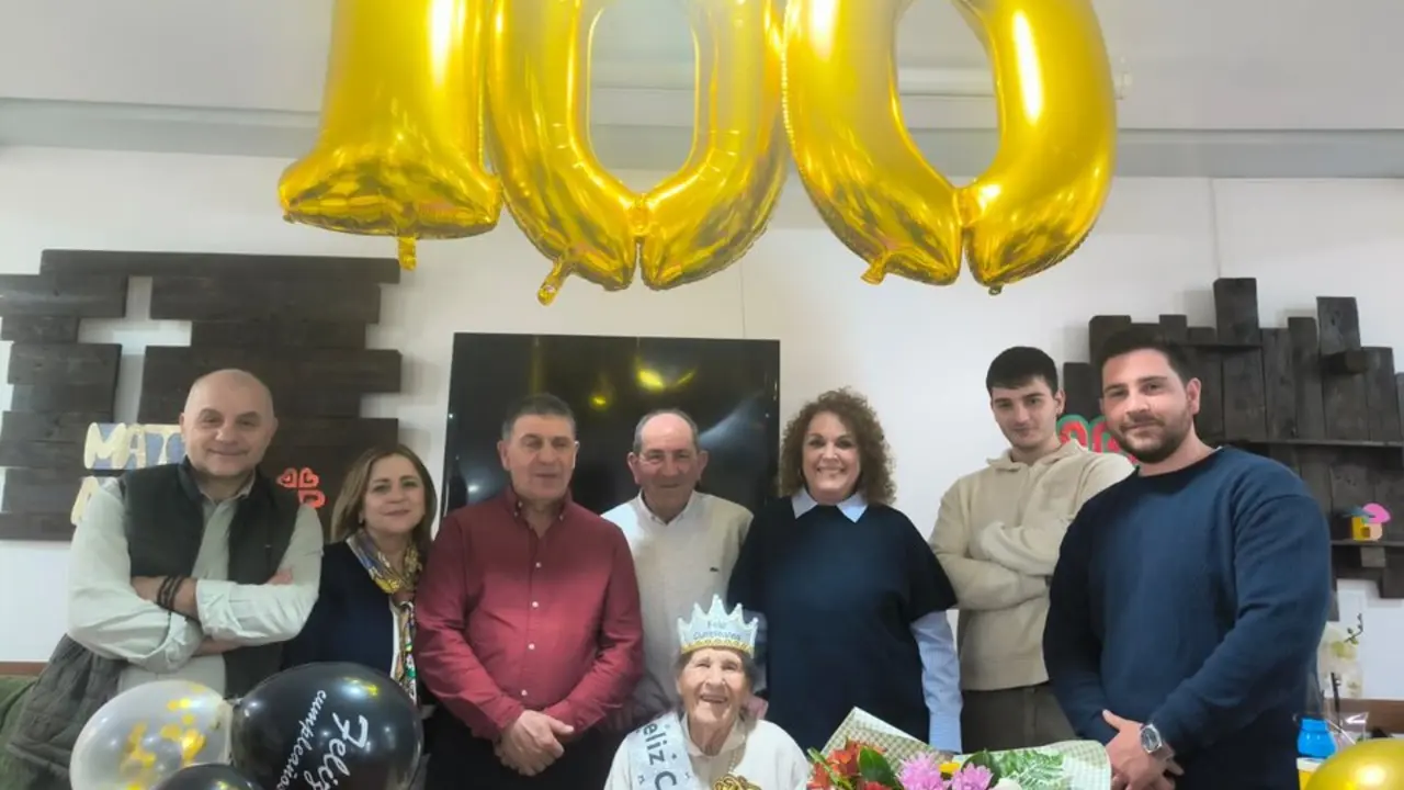 La familia arropa a Andrea en su centenario