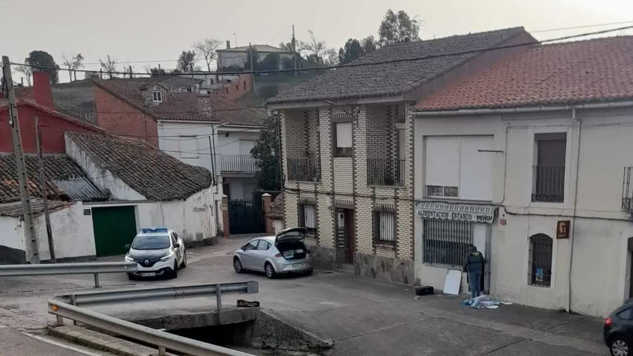 Guardia Civil en el estanco de Granja de Moreruela
