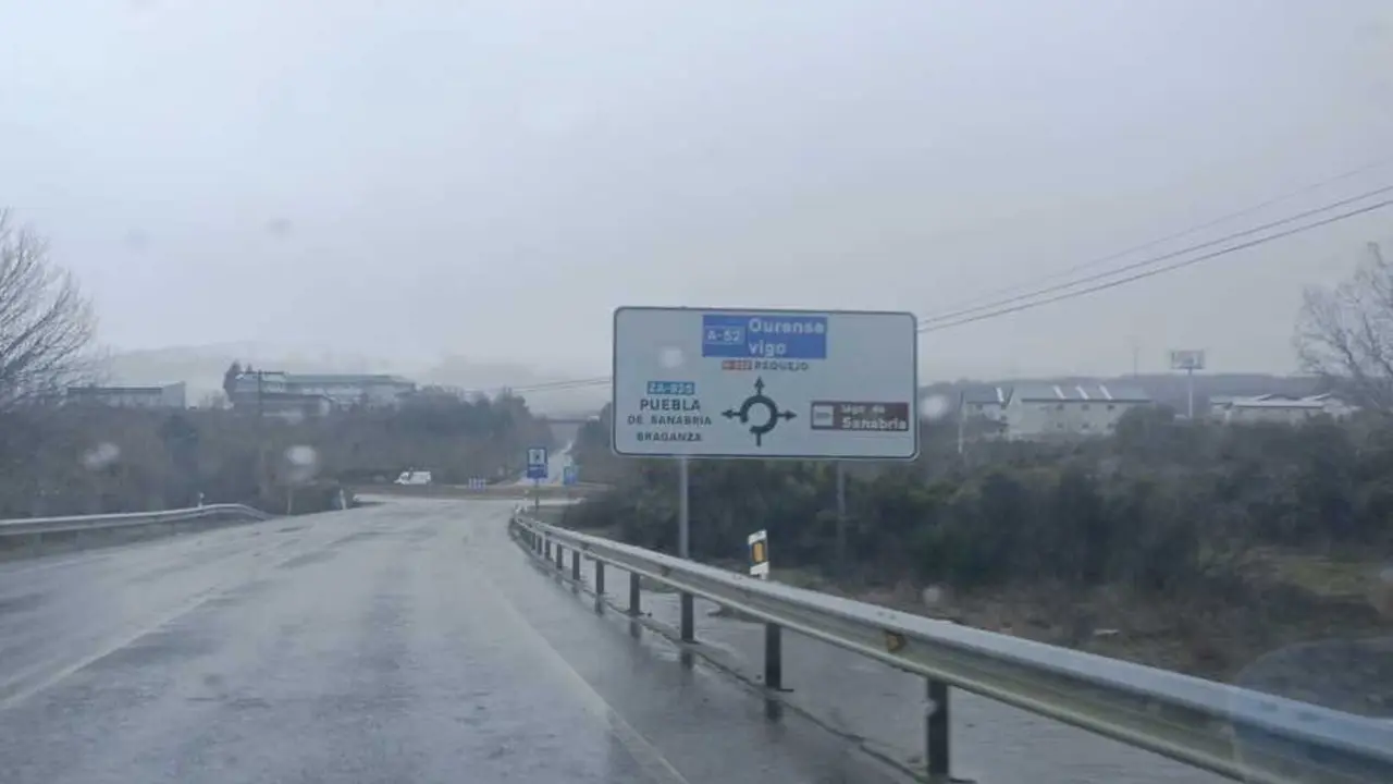 Lluvia en la carretera de Puebla de Sanabria, Imagen de archivo
