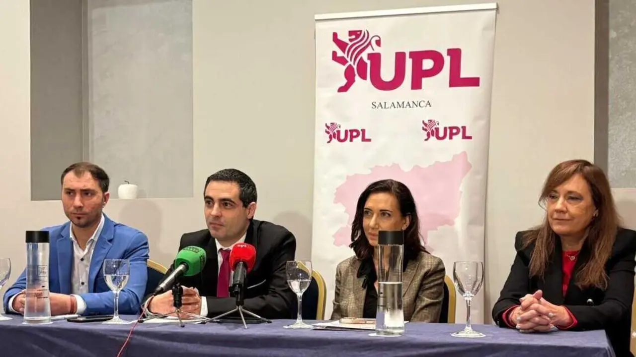 El cabeza de lista de UPL por Salamanca, Carlos Javier Salgado, acompa&ntilde;ado de otros miembros de UPL en la presentaci&oacute;n de la candidatura hace unos d&iacute;as.