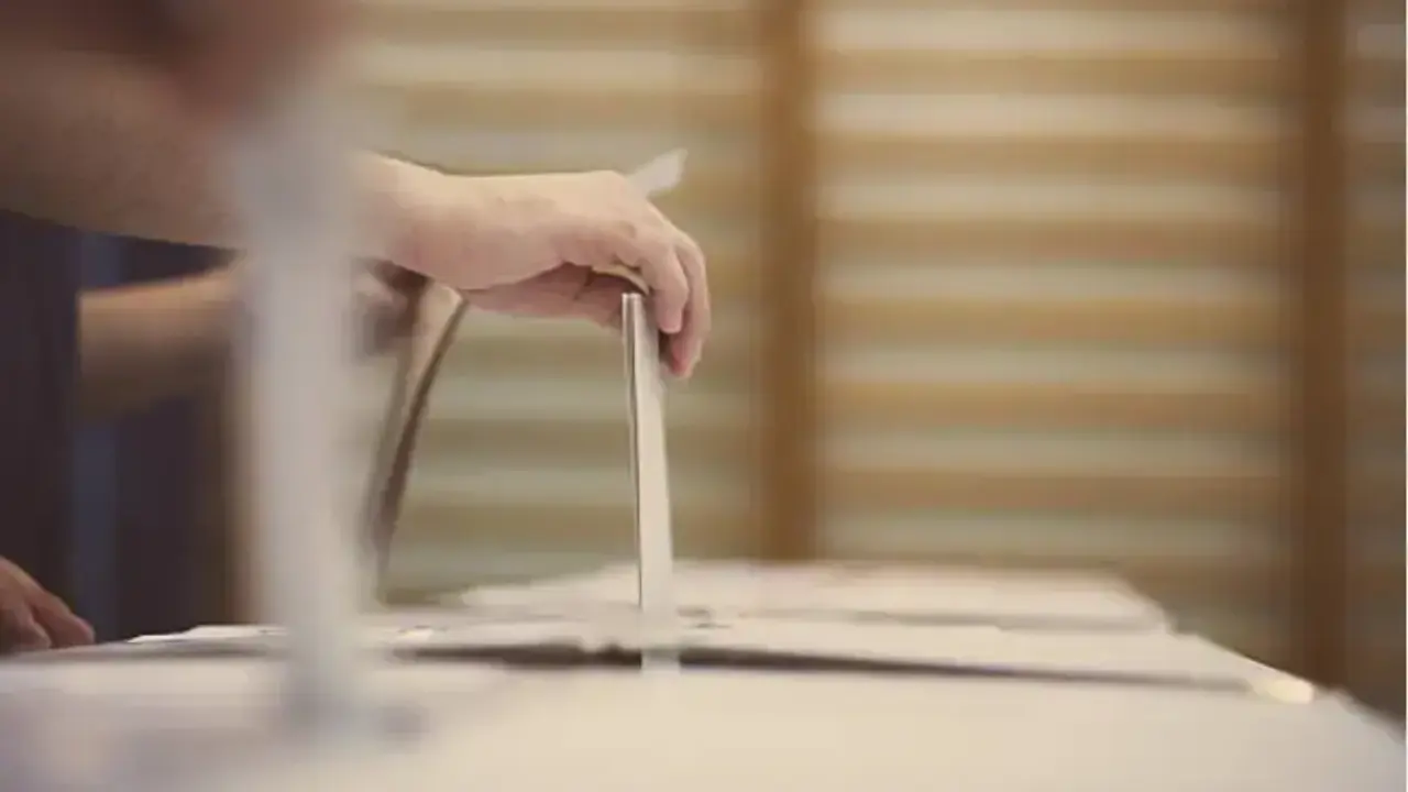 Un ciudadano deposita su voto en una urna. Imagen de Archivo