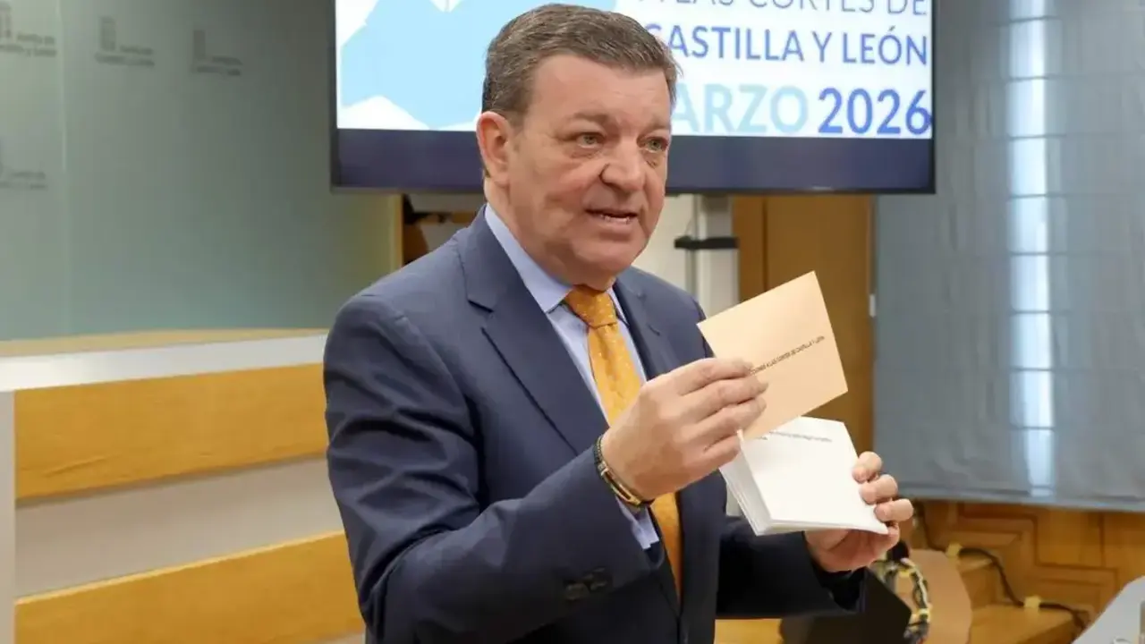 El consejero de Presidencia, Luis Miguel Gonz&aacute;lez Gago, explica el dispositivo electoral para el 15-M. Foto Valladolid Plural