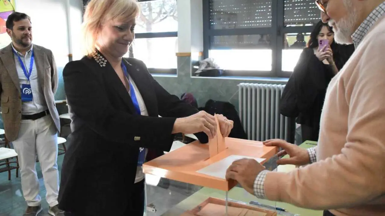 Leticia Garc&iacute;a vota Elecciones 15M _4