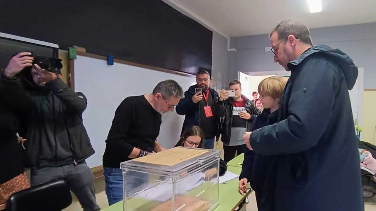 I&ntilde;aki G&oacute;mez vota elecciones 15M 