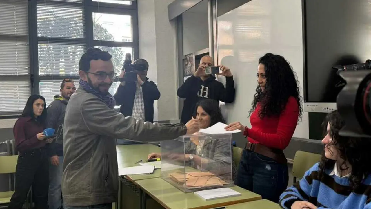 Miguel &Aacute;ngel Llamas vota elecciones 15M 