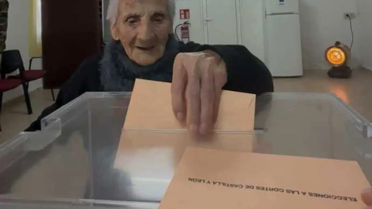 Jesusa Cifuentes, ejerce su voto en Otero de Bodas (2)