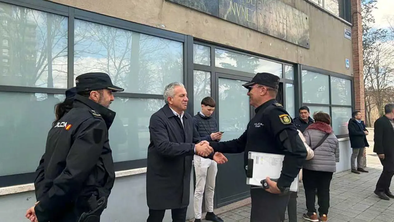 Nicanor Sen saluda a los polic&iacute;as