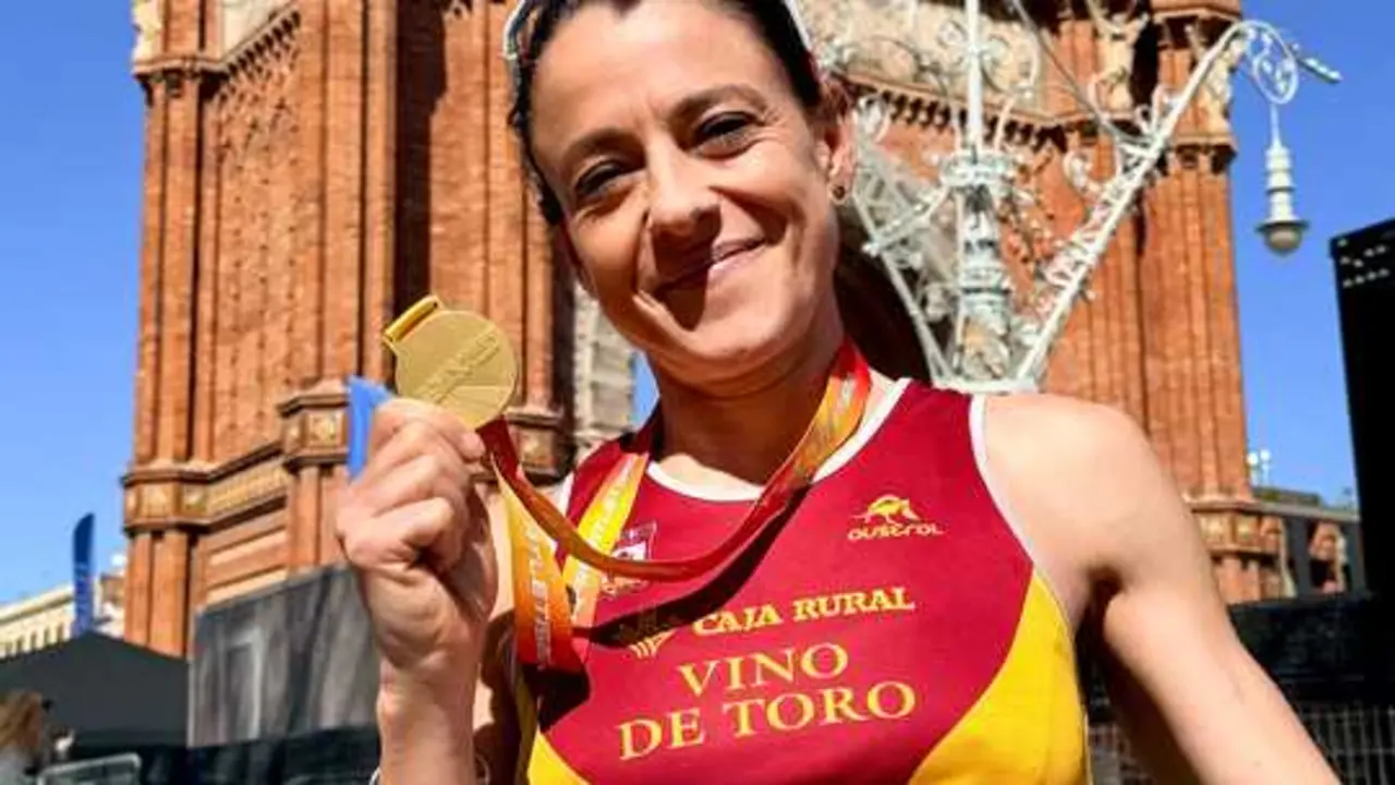 Veronica Sanchez Romero luciendo su presea de Oro