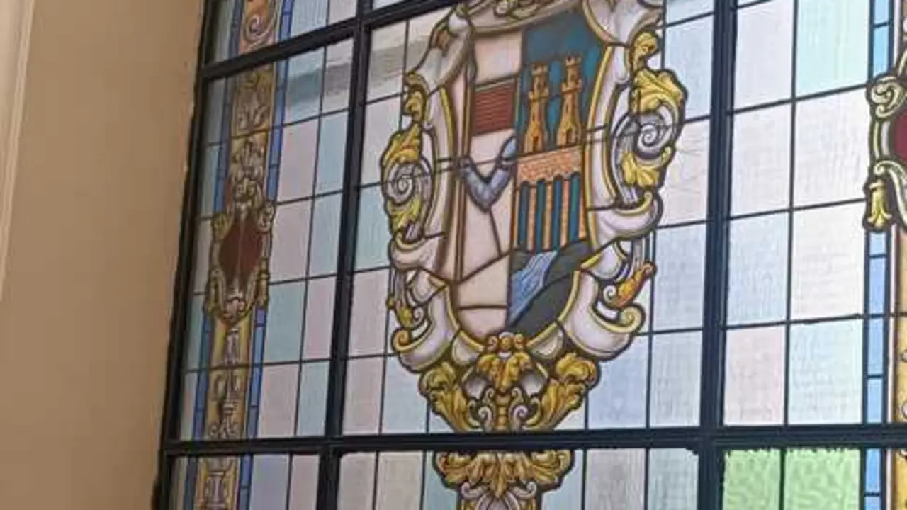 Vidriera tras el puesto de control del Ayuntamiento de Zamora