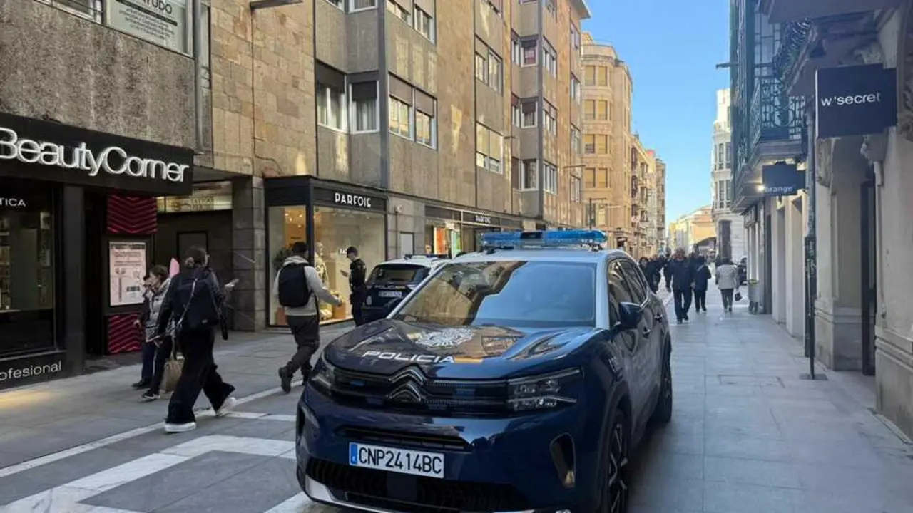 Polic&iacute;a Nacional por la calle Santa Clara