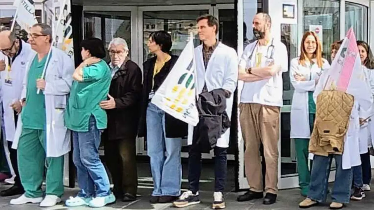 M&eacute;dicos concentrados en el Hospital Virgen de la Concha