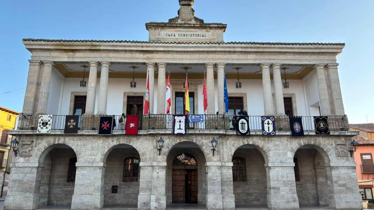 Ayuntamiento de Toro adornado con los reposteros. Imagen de archivo