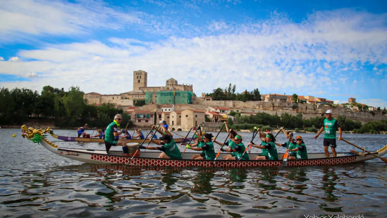 foto equipo barco drag&oacute;n 