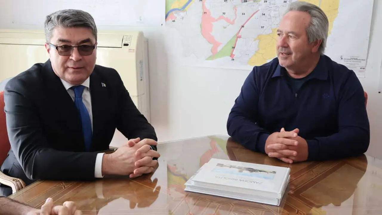 Visita C&oacute;nsul General Ruman&iacute;a (4)