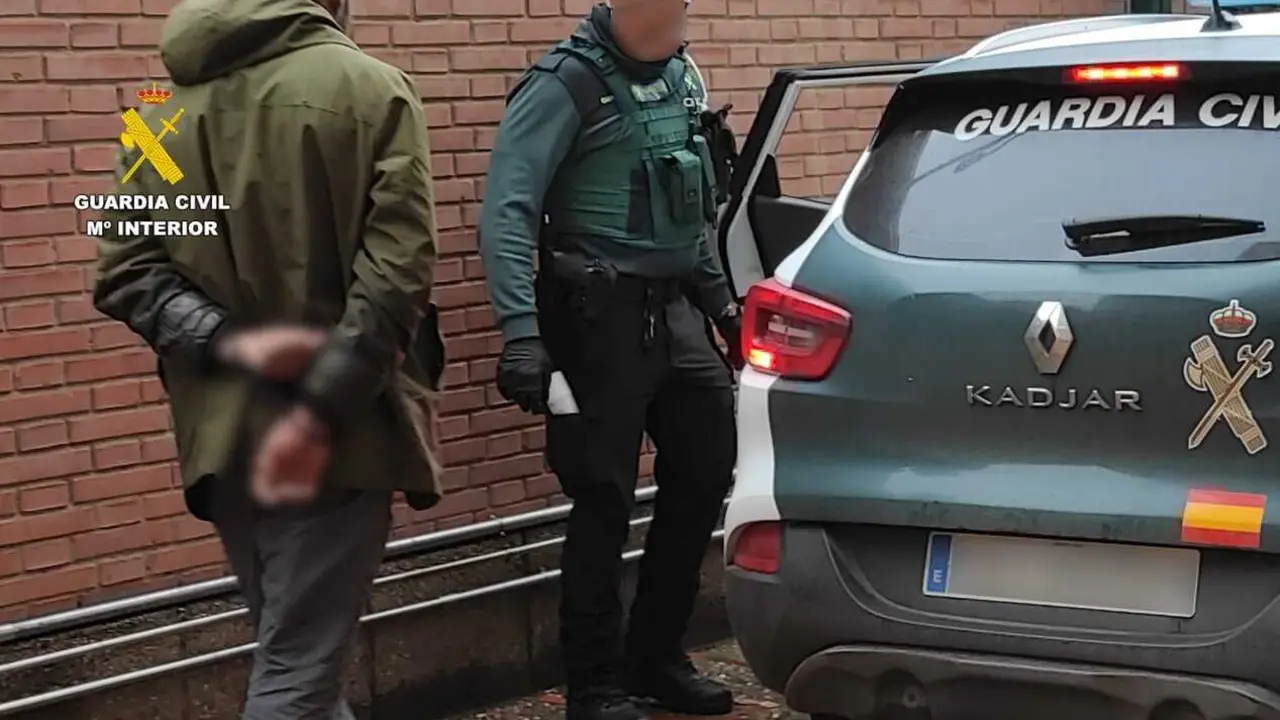 La Guardia Civil con un detenido. Foto de archivo