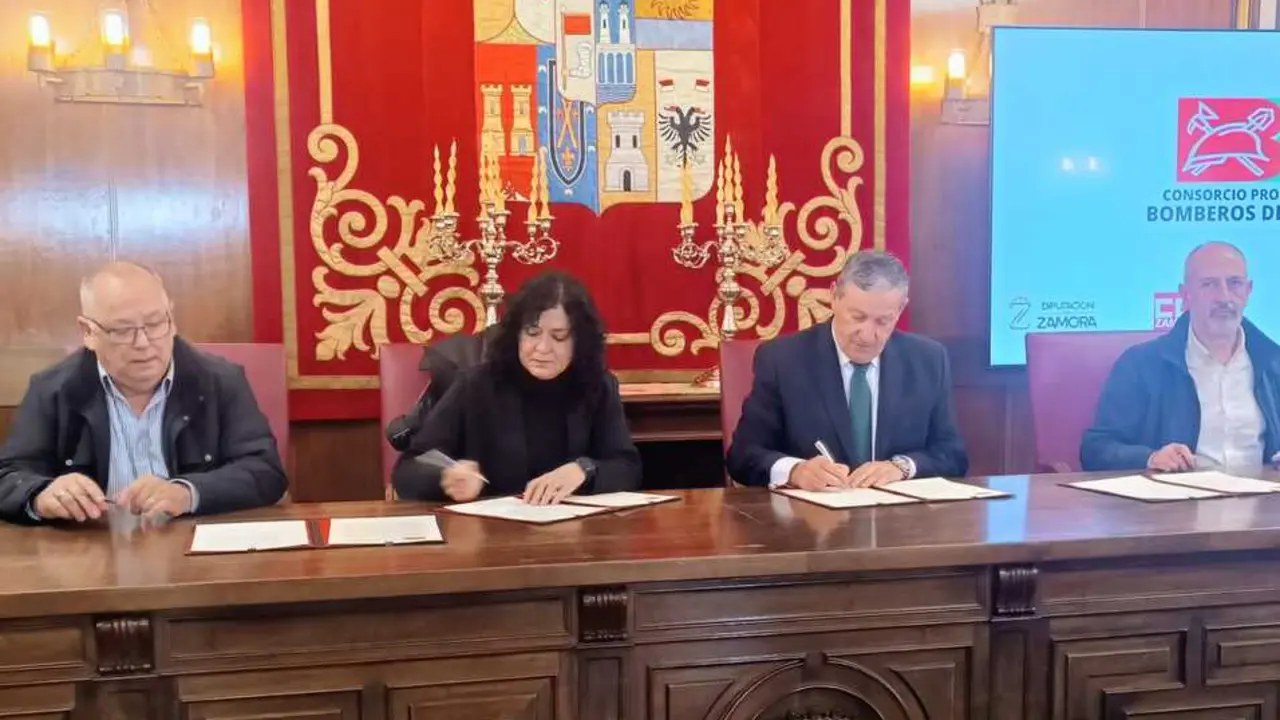 Firma del acuerdo en la Diputaci&oacute;n de Zamora