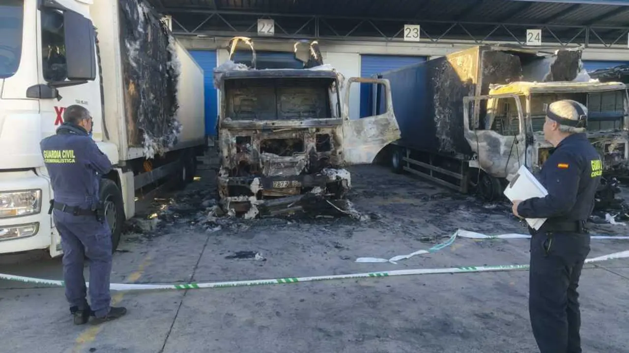 Investigaci&oacute;n seis camiones calcinados centro de transortes de Benavente